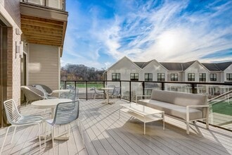 River Parkway Senior Apts & Family Townhomes in Wauwatosa, WI - Foto de edificio - Building Photo