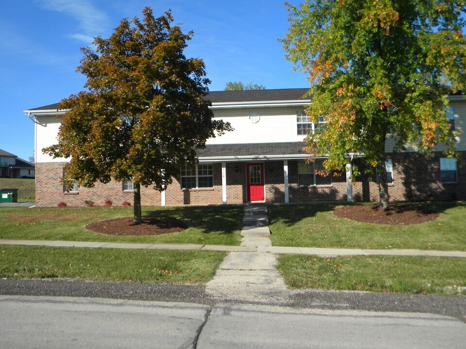 2205 Sylvan Way in West Bend, WI - Building Photo