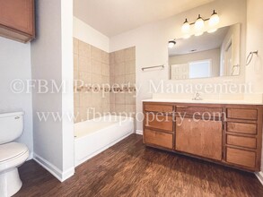 906 W Knox St in Ennis, TX - Building Photo - Building Photo