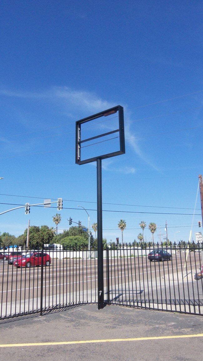 467-475 N Melrose Dr in Vista, CA - Building Photo - Building Photo