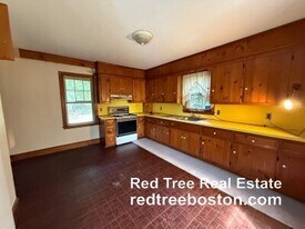 1143 Beacon St, Unit 1 in Newton, MA - Building Photo
