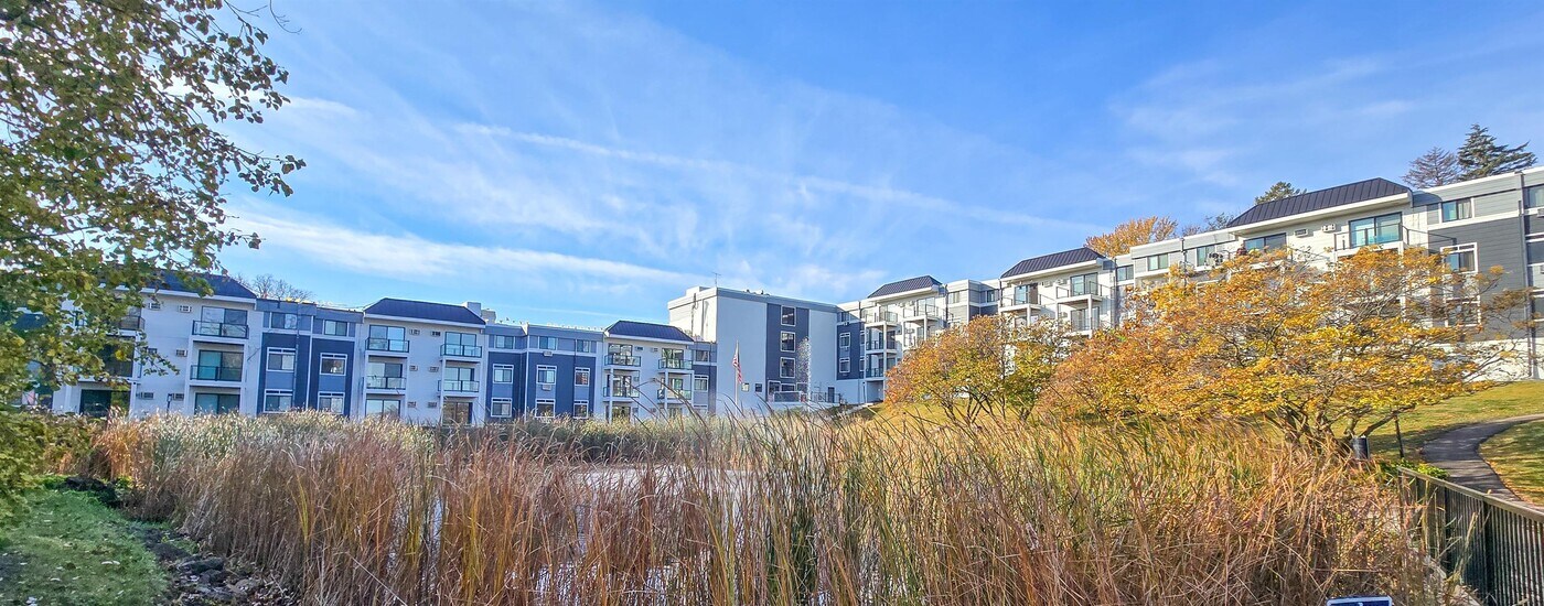 Gleason Lake in Wayzata, MN - Foto de edificio