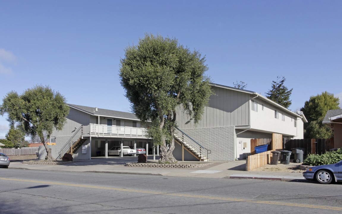 117 E Romie Ln in Salinas, CA - Foto de edificio