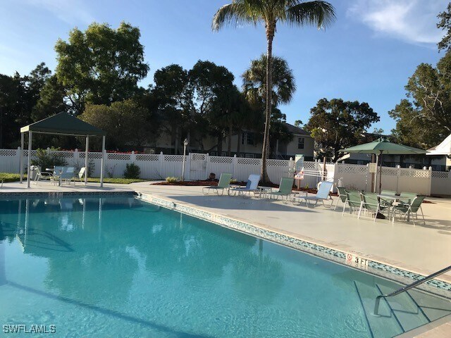 1382 Wildwood Lakes Blvd in Naples, FL - Building Photo