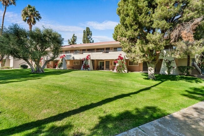 2860 N Los Felices Rd in Palm Springs, CA - Building Photo - Building Photo