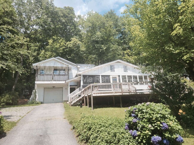 488 Lake Hosea Dr in Saluda, NC - Building Photo - Building Photo