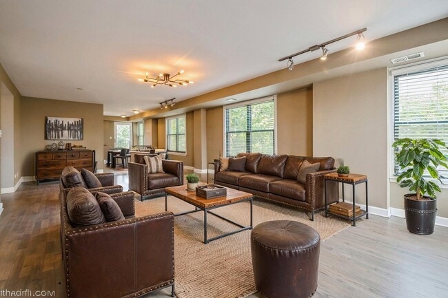 property at 2545 W Catalpa Ave