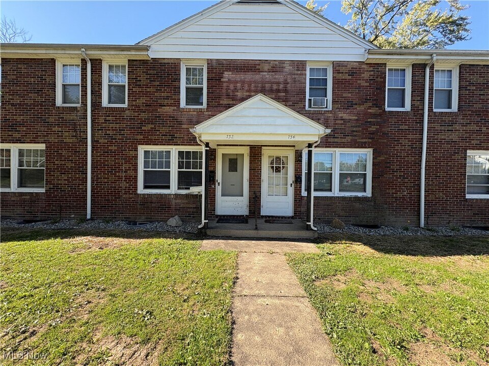 732 West St in Niles, OH - Building Photo
