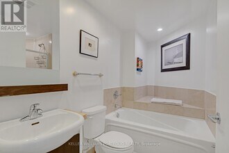 218-218 Queens Quay W in Toronto, ON - Building Photo - Building Photo