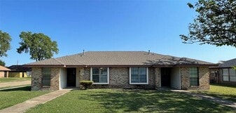 1105 Valley View Dr in Red Oak, TX - Building Photo
