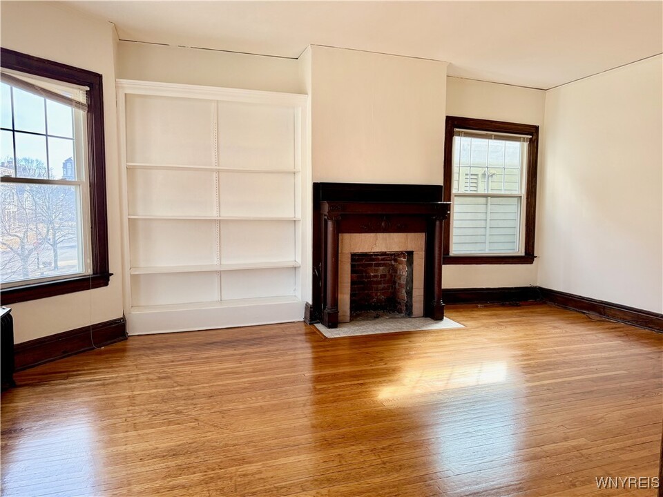 242 Bryant St in Buffalo, NY - Building Photo