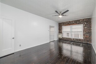 Val D'Amour in Los Angeles, CA - Building Photo