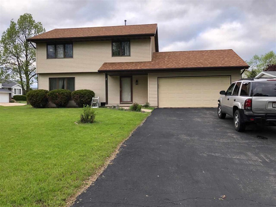 2 Newbury Cir in Madison, WI - Building Photo