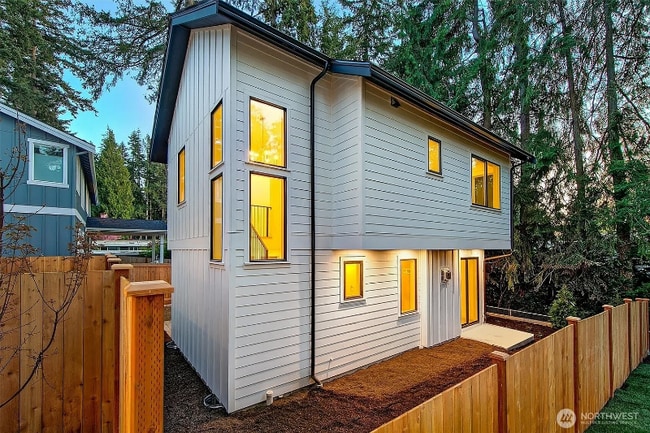 7317 128th Ave NE in Kirkland, WA - Foto de edificio - Building Photo