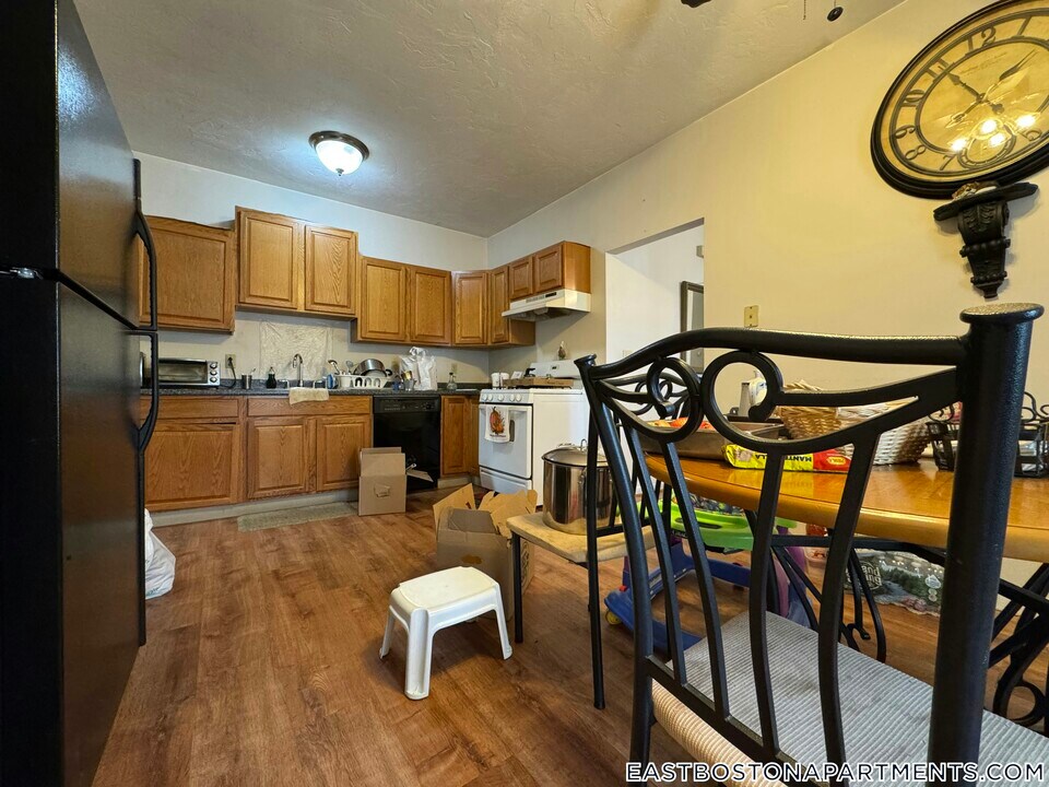105 Addison St in Boston, MA - Building Photo