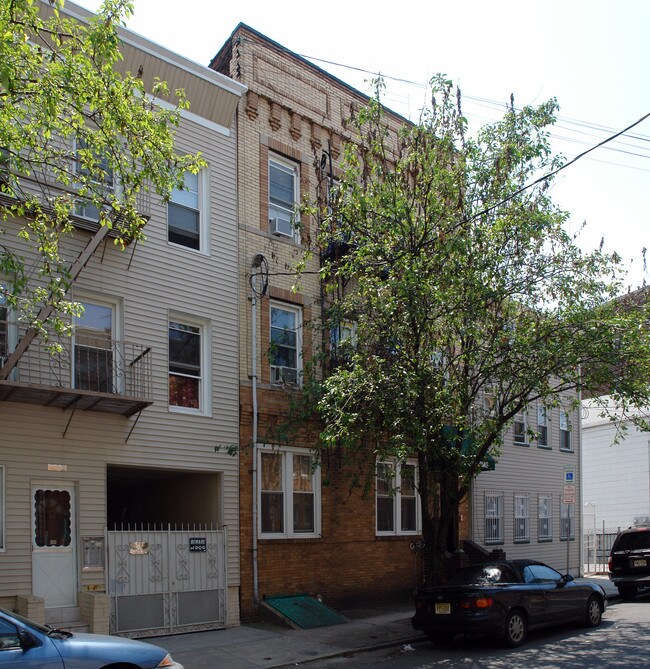 313 E Kinney St in Newark, NJ - Building Photo - Building Photo