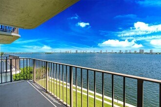 801 Lake Shore Dr in Lake Park, FL - Building Photo - Building Photo