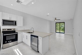 430-432 Bell Blvd in Lehigh Acres, FL - Building Photo - Building Photo