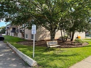 Skyway Estate Apartments in Cambridge, ON - Building Photo - Building Photo