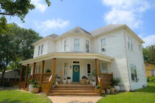 1403 14th St in Huntsville, TX - Building Photo