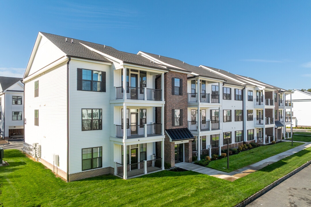 The Village at Hamilton Green (1651 Klockner) in Hamilton, NJ - Foto de edificio