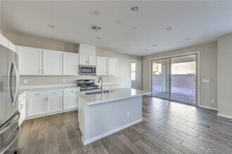 10260 Bark Pine Ct in Las Vegas, NV - Building Photo - Building Photo