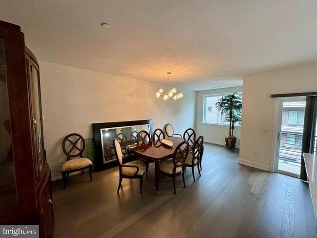 property at 906 Lakeview Ct