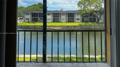 8040 N Colony Cir in Tamarac, FL - Building Photo - Building Photo