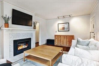 6848 16th Ave NE in Seattle, WA - Building Photo - Building Photo