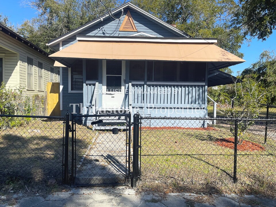 121 E 11th St in Jacksonville, FL - Building Photo