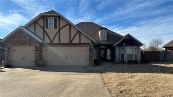 2005 SW Pinoak Ave in Bentonville, AR - Building Photo