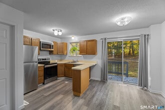 213 Oakland St in Manchester, CT - Building Photo - Building Photo