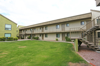 The Summit Apartments in Phoenix, AZ - Building Photo - Building Photo