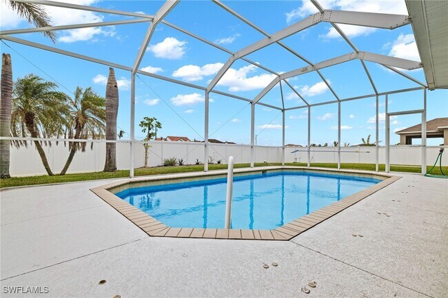 1049 NW 38th Pl in Cape Coral, FL - Foto de edificio - Building Photo