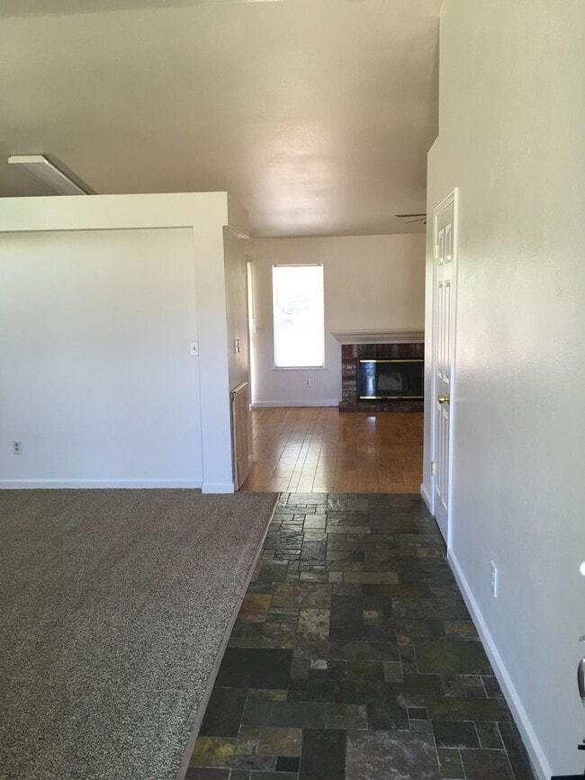 1103 Grouse Dr in Redding, CA - Building Photo - Building Photo