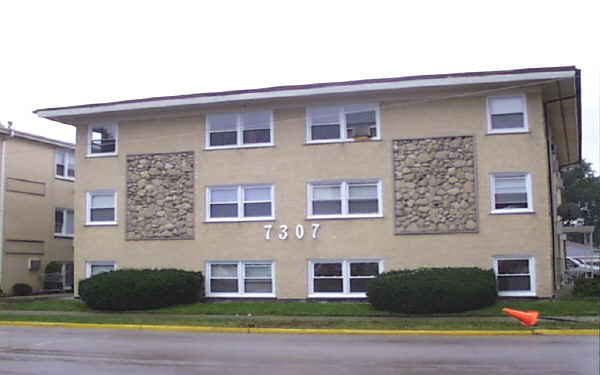 7307 W Fullerton Ave in Elmwood Park, IL - Building Photo