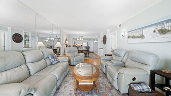 7205 Thomas Dr in Panama City Beach, FL - Building Photo