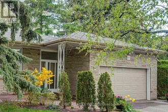19 Versend Dr in Toronto, ON - Building Photo - Building Photo