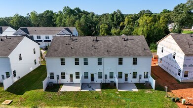 18 Twiggs Ln in Taylors, SC - Foto de edificio - Building Photo