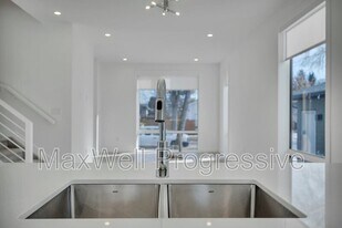 9011-9093 93 St NW in Edmonton, AB - Building Photo