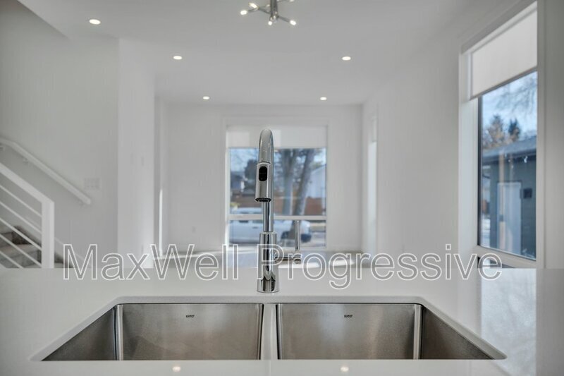 9011-9093 93 St NW in Edmonton, AB - Building Photo