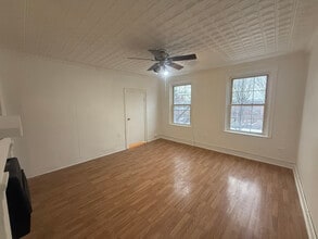 37 Harmony St, Unit FL 2 in Cohoes, NY - Foto de edificio - Building Photo