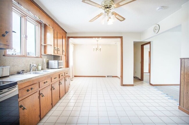 13 Weston St, Unit 1 in Wilbraham, MA - Foto de edificio - Building Photo