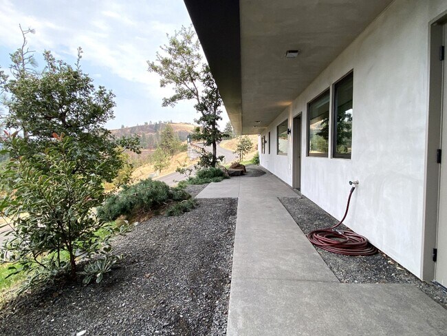 585 Blanchard Blvd in Mosier, OR - Building Photo - Building Photo