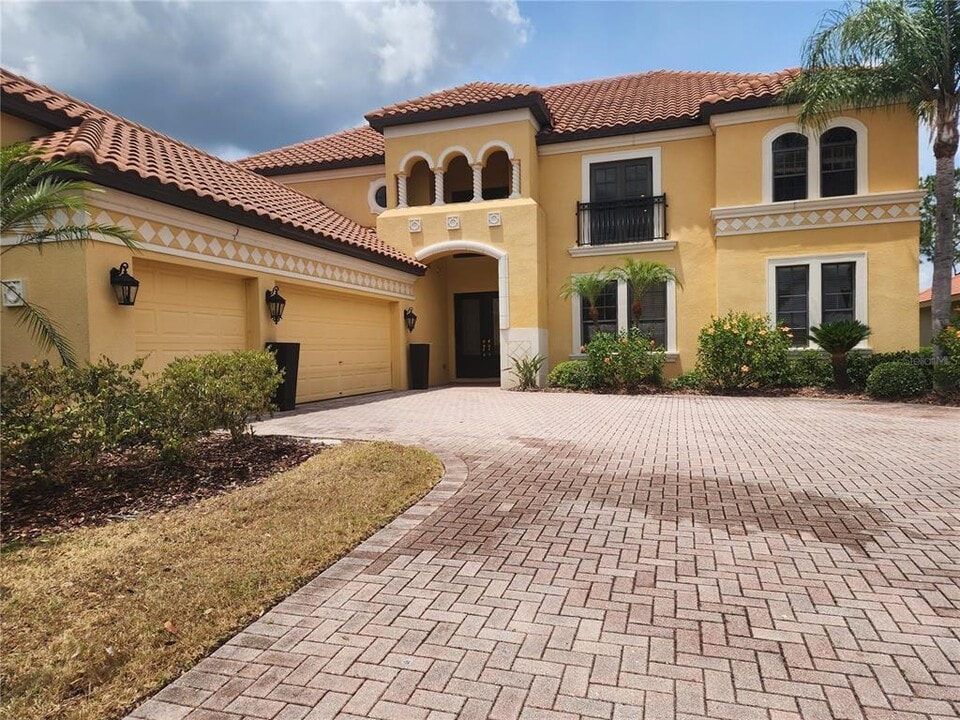 10586 Cory Lake Dr in Tampa, FL - Foto de edificio