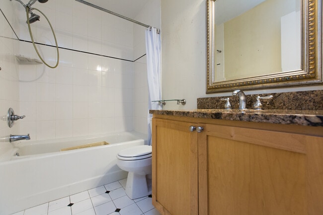 2630 Adams Mill Rd NW, Unit 305 in Washington, DC - Building Photo - Building Photo
