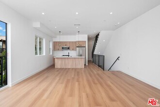 728 Robinson St in Los Angeles, CA - Building Photo - Building Photo