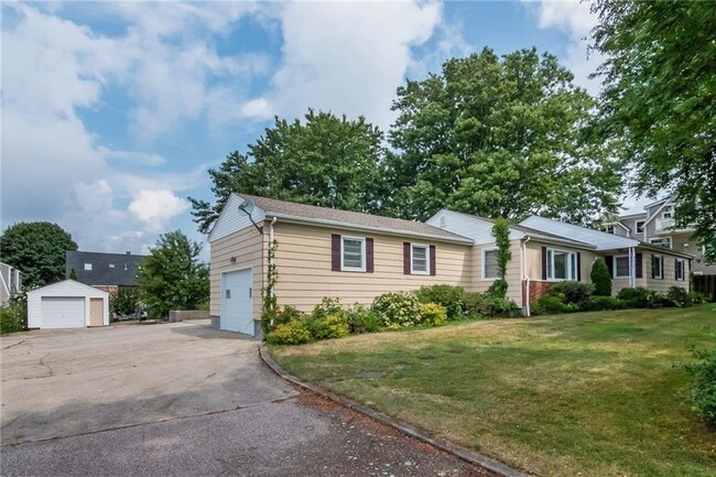 88 Newport Ave in Middletown, RI - Building Photo - Building Photo