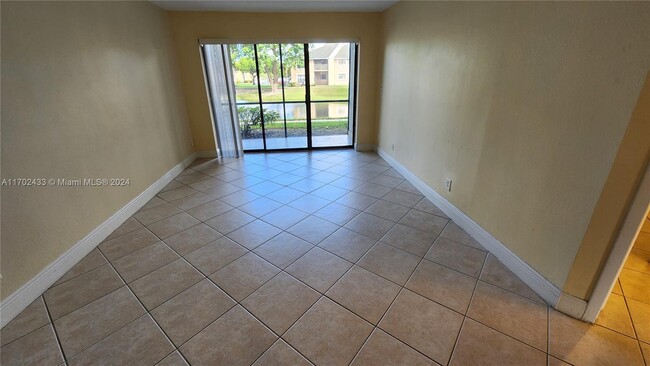 8745 NW 39th St in Sunrise, FL - Foto de edificio - Building Photo