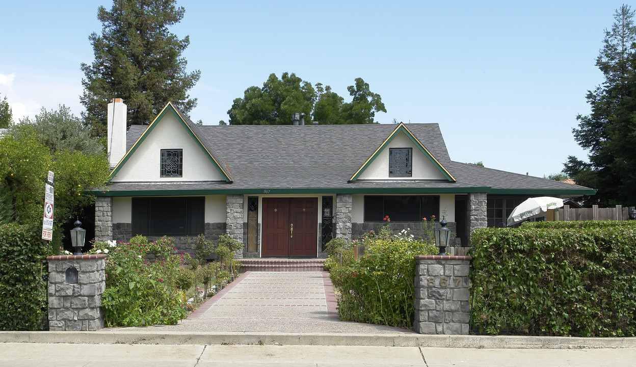 867 Dainty Ave in Brentwood, CA - Foto de edificio